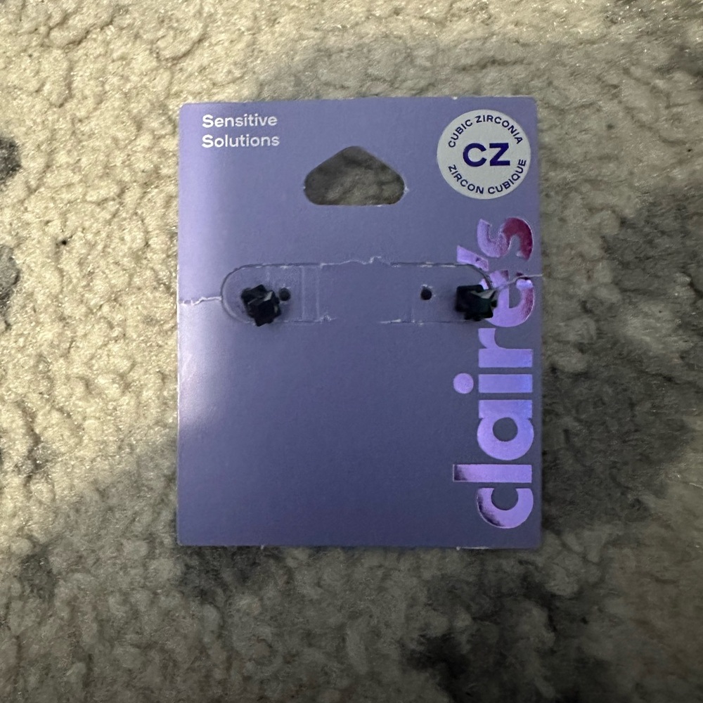 Black stud earring 3mm
